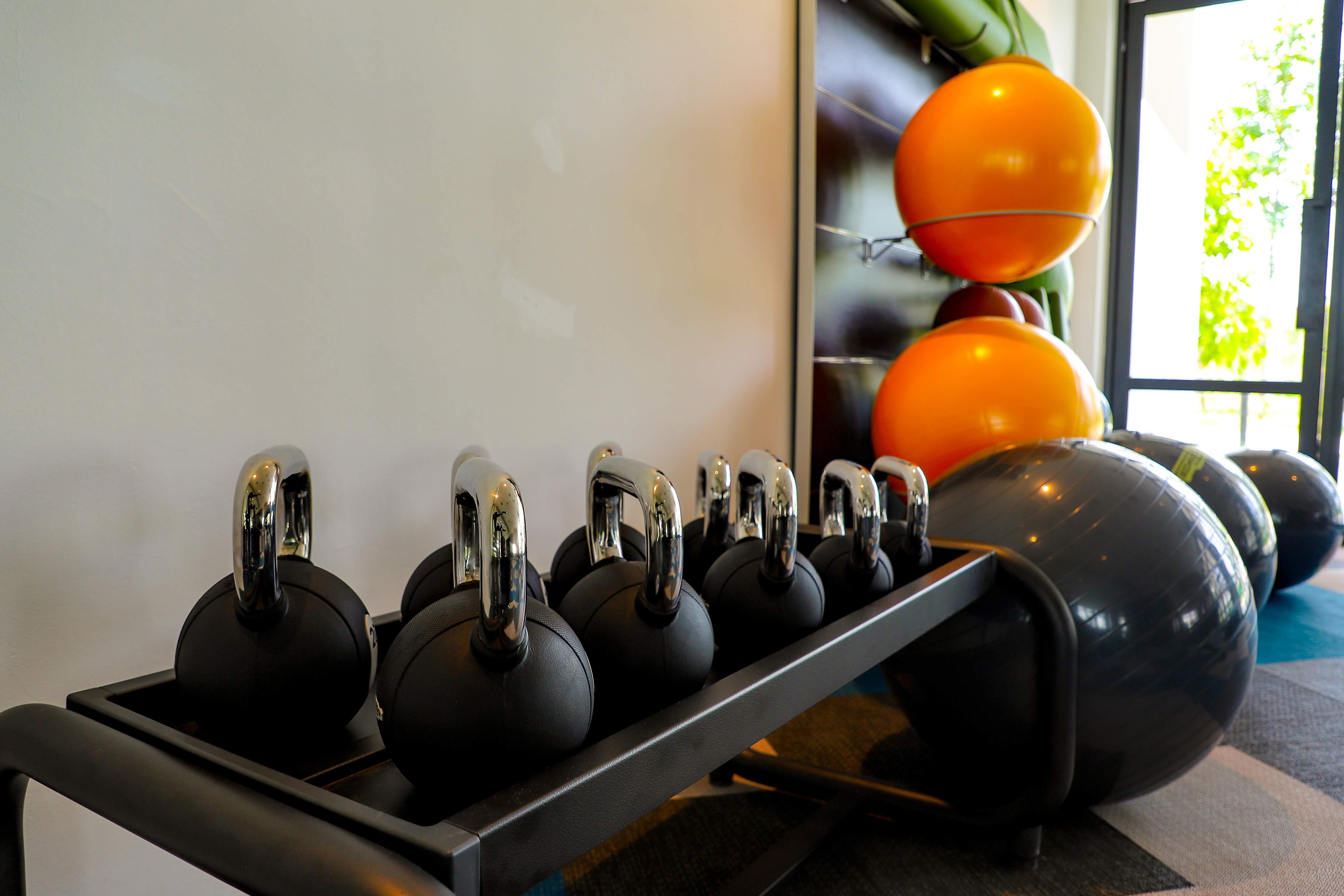 فندق هارد روك ديسارو كوست دِسارو المظهر الخارجي الصورة A rack of kettlebells