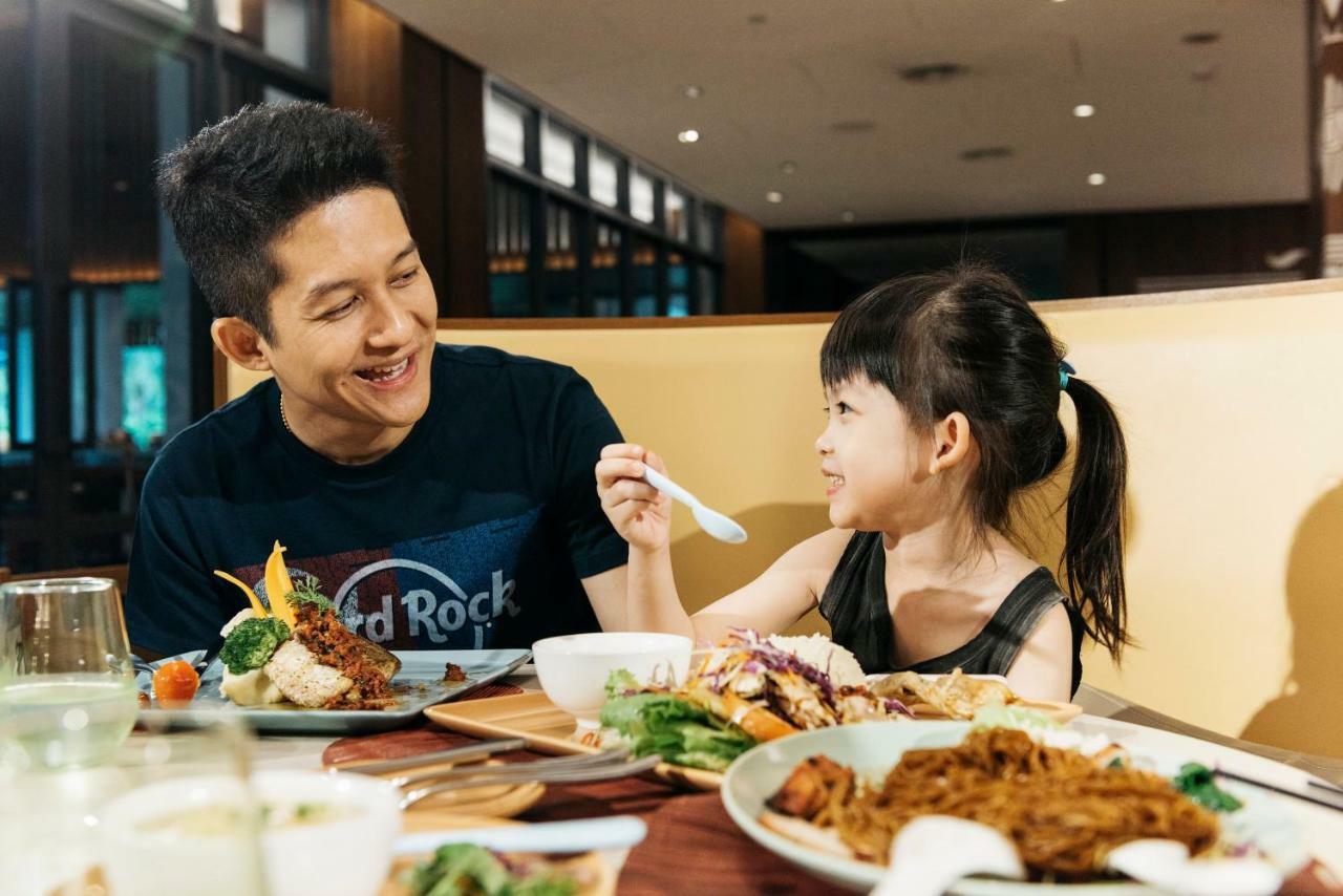 فندق هارد روك ديسارو كوست دِسارو المظهر الخارجي الصورة A father and daughter at a restaurant