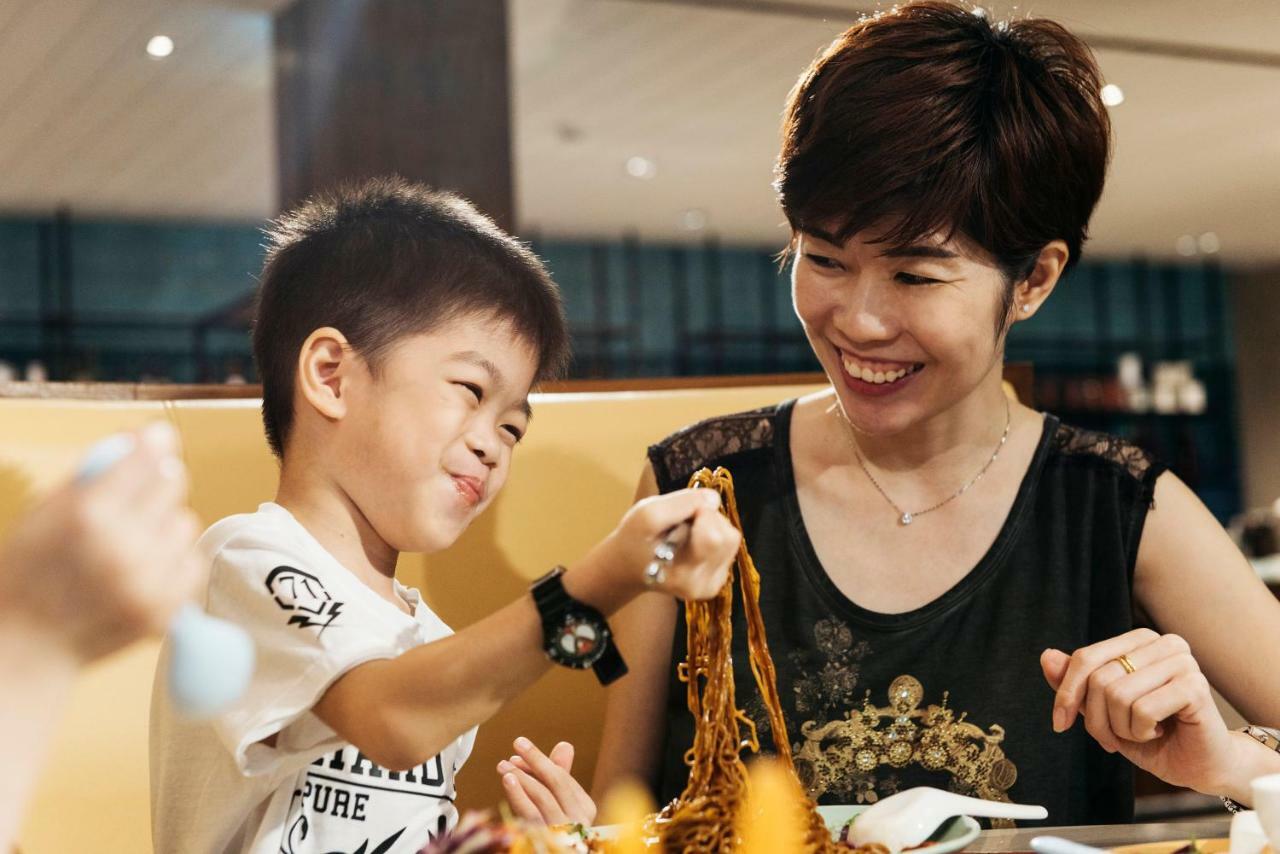 فندق هارد روك ديسارو كوست دِسارو المظهر الخارجي الصورة A mother and child eating mee siam